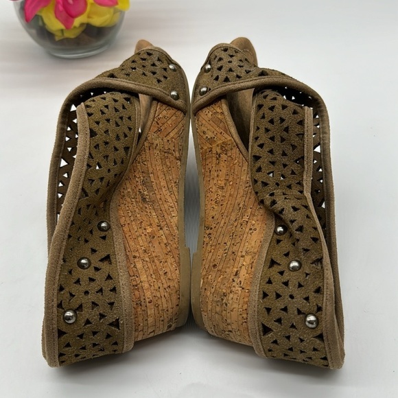 Minnetonka Cut Out Criss Cross Tan Sandals Size 7 MCS6586J - Picture 4 of 7